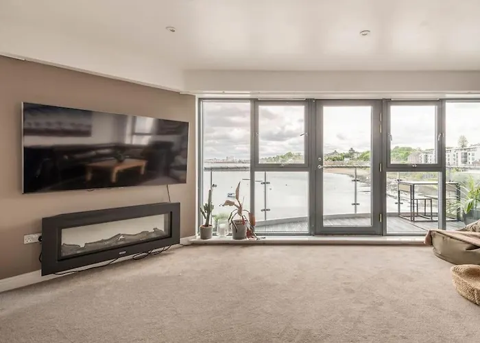 Calming Sea View City Apartment