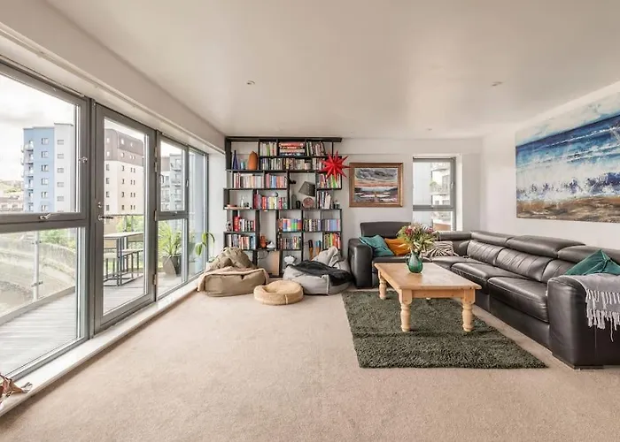 Calming Sea View City Apartment